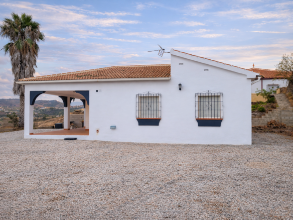 Casa rural cerca de Torrox con olivos